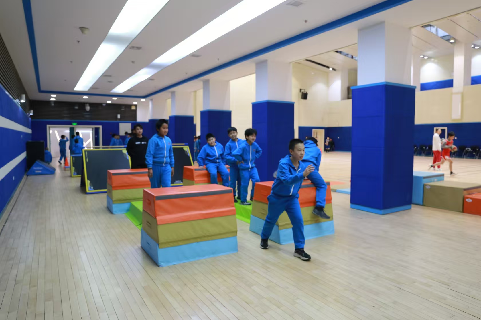 2025世俱杯官方体育跑酷器材进京“炫秀”